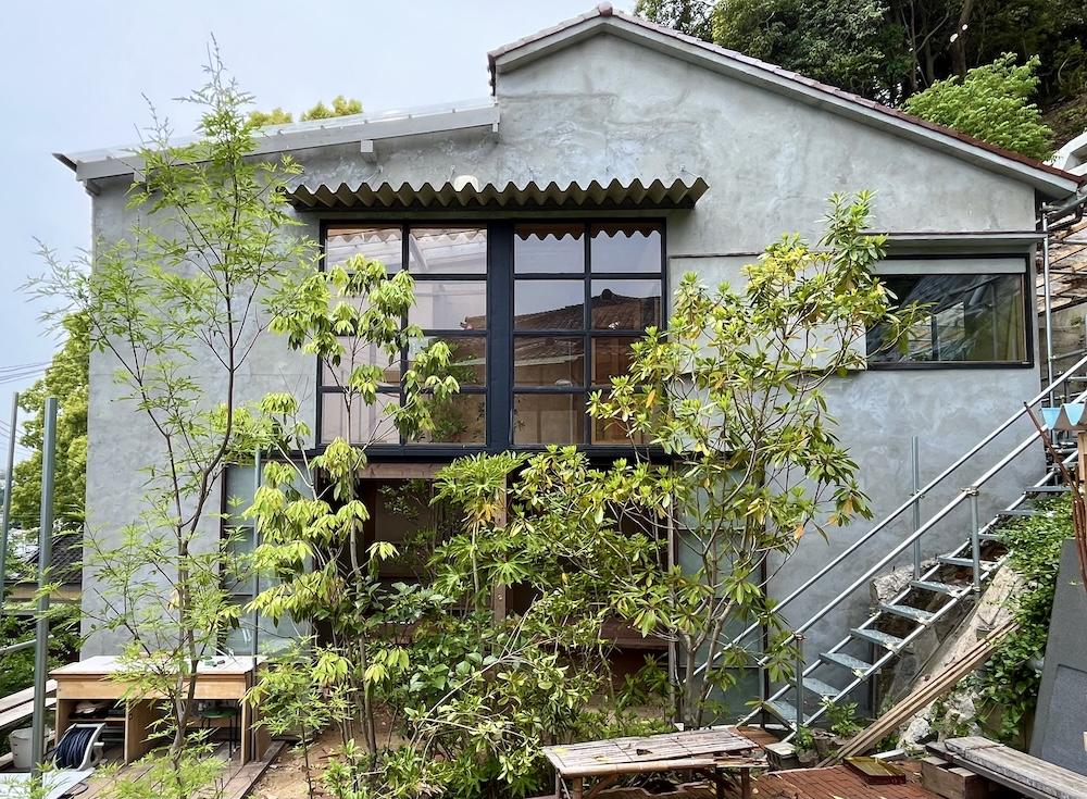 神戸市兵庫区山王町の賃貸物件/見違えるほど生まれ変わった文化住宅の外観。植栽の緑が生き生きとしている。