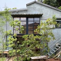 神戸市兵庫区山王町の賃貸物件/見違えるほど生まれ変わった文化住宅の外観。植栽の緑が生き生きとしている。