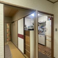 神戸市灘区六甲山町西谷山の売買物件/洋室から見た和室とキッチン、襖をとって広く使うのも⭕️