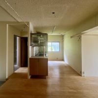 神戸市東灘区岡本の売買物件/玄関からリビングへも隔たりがありません。