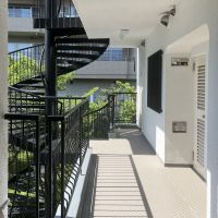 神戸市東灘区岡本の売買物件/玄関前の雰囲気