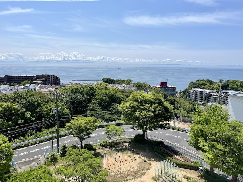 神戸市須磨区一ノ谷町の売買物件/目の前が公園なので、景色はとびきり抜けています。
