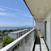 神戸市須磨区一ノ谷町の売買物件/細長いバルコニーからは一面海が見渡せます。