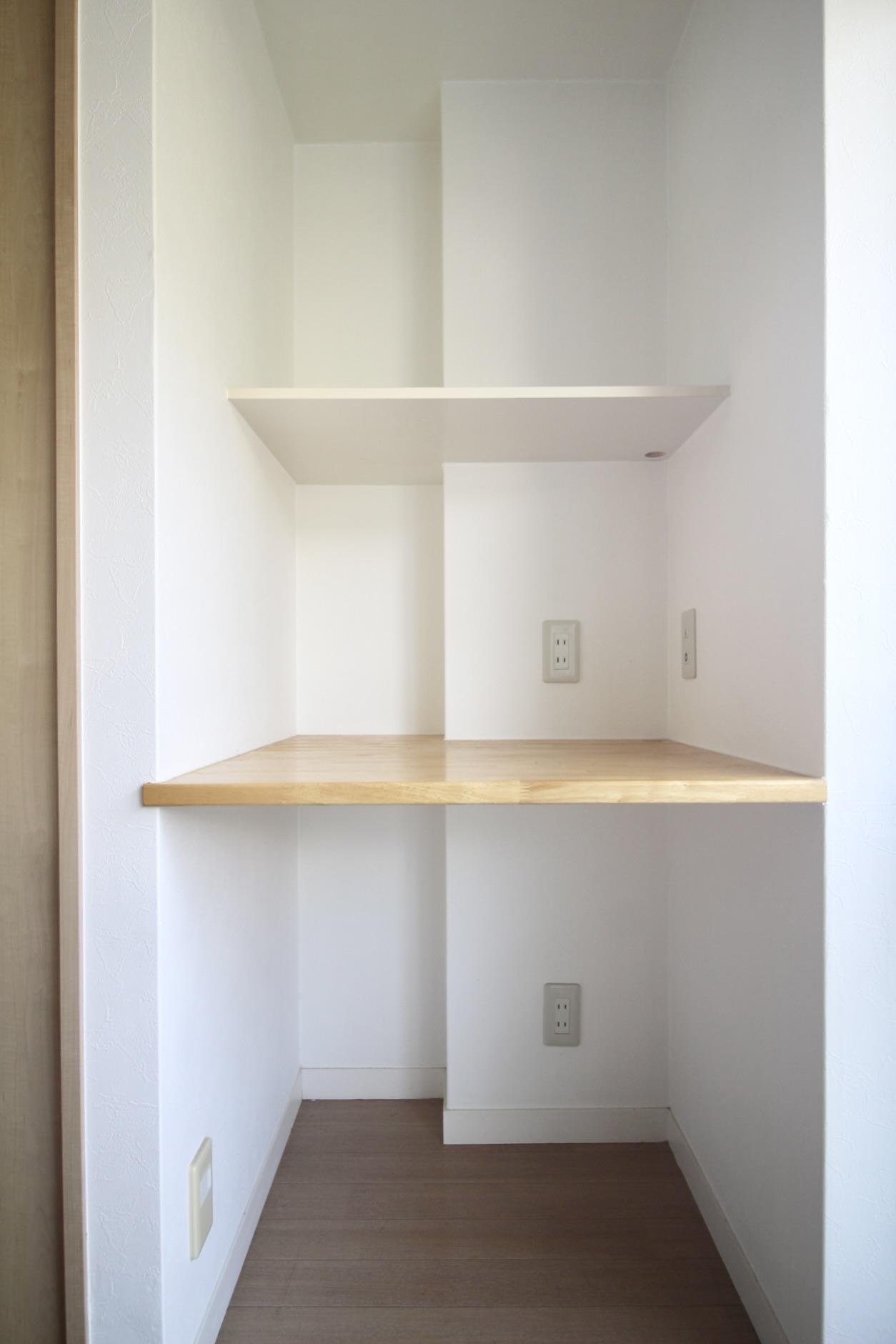 神戸市中央区山本通の賃貸物件/窓辺のデスク