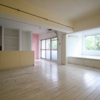 神戸市垂水区塩屋町の売買物件/アンティーク塗装の無垢フローリングが映える、木々と海の眺望を取り込むLDK