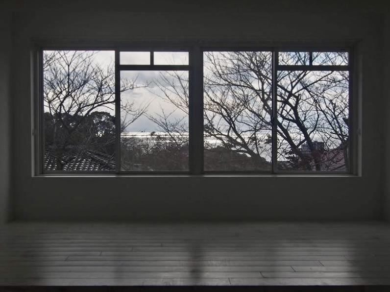 神戸市垂水区塩屋町の売買物件/夏は新緑、冬には葉が落ち、木々の間から海がのぞかせます