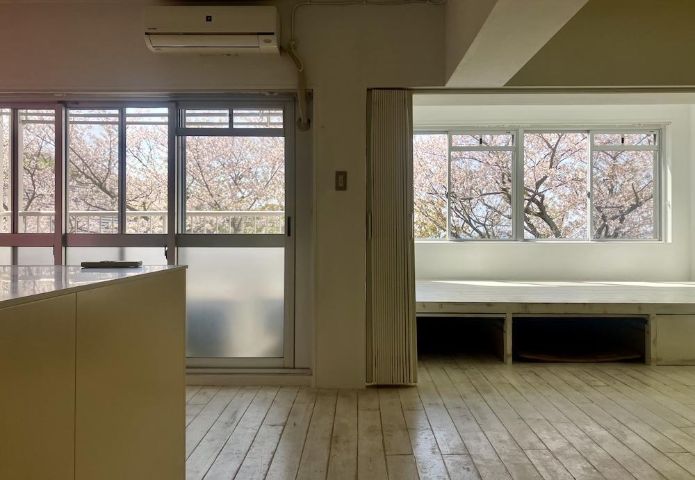 神戸市垂水区塩屋町の売買物件/春には窓一面、桜でいっぱいに