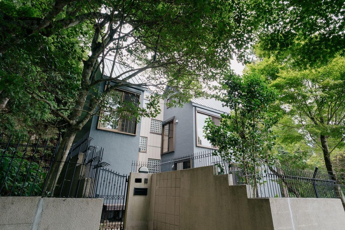 神戸市灘区六甲山町の賃貸物件/森の緑とも相性の良いブルーグレーの外観