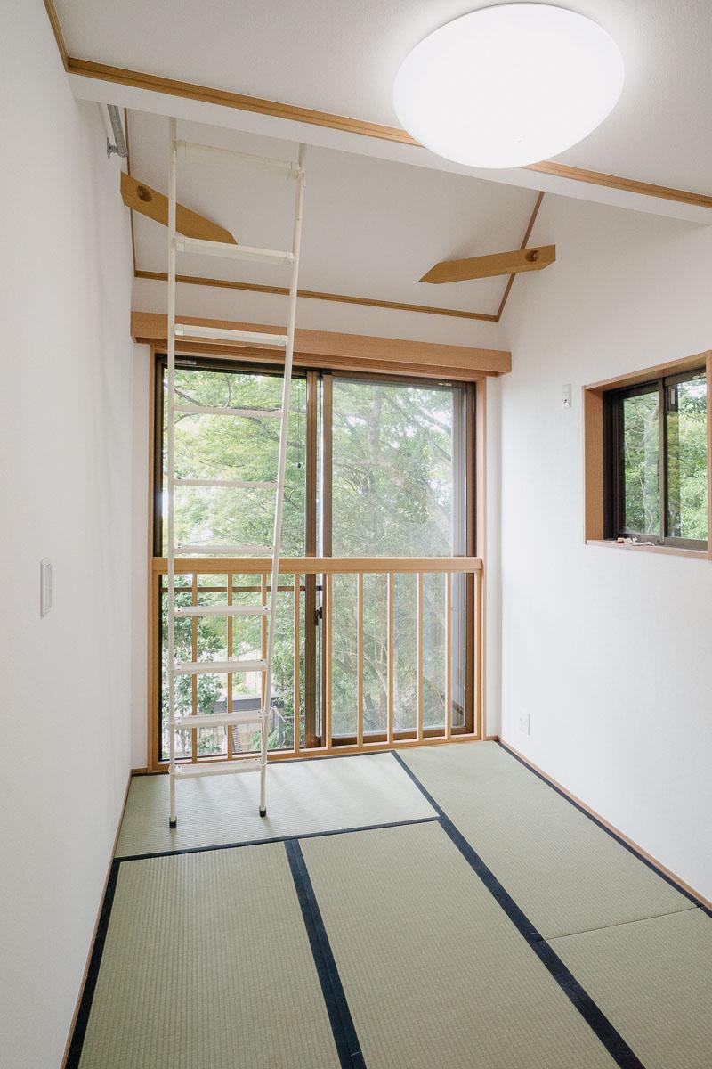 神戸市灘区六甲山町の賃貸物件/応接室の隣の和室：ハシゴでロフトに上がるのも山小屋感があって、子どもも大人も楽しくなる。