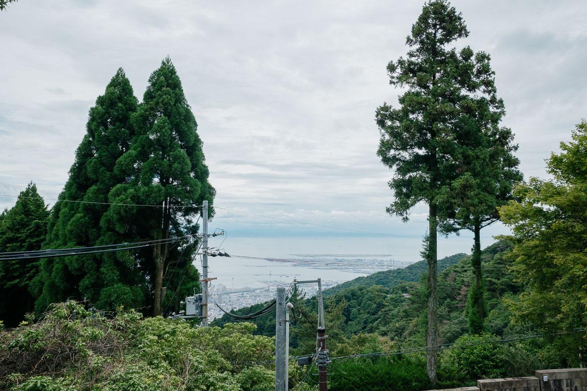 神戸市灘区六甲山町の賃貸物件/2Fからの景色：晴れた日には海と街が見える。