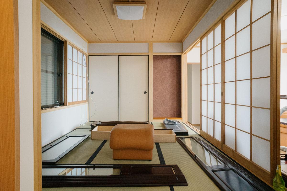 神戸市灘区六甲山町の賃貸物件/1F和室：リビング横に小上がりの和室・大きめの引き出し収納がある。