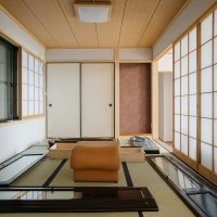 神戸市灘区六甲山町の賃貸物件/1F和室：リビング横に小上がりの和室・大きめの引き出し収納がある。