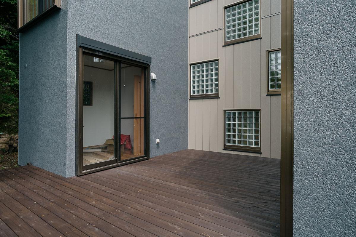 神戸市灘区六甲山町の賃貸物件/縁側ウッドデッキに面した1F洋室。ゲストベッドルームや子ども部屋にも