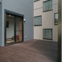 神戸市灘区六甲山町の賃貸物件/縁側ウッドデッキに面した1F洋室。ゲストベッドルームや子ども部屋にも