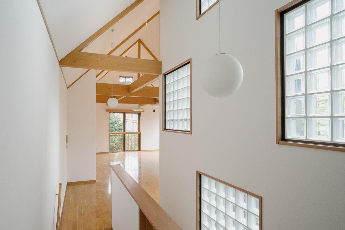 神戸市灘区六甲山町の賃貸物件/屋根はとんがり屋根、2つの棟を結ぶ廊下