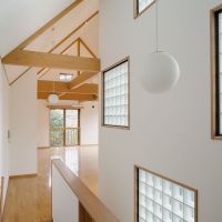 神戸市灘区六甲山町の賃貸物件/屋根はとんがり屋根、2つの棟を結ぶ廊下