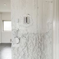 神戸市垂水区狩口台の賃貸物件/剥き出しコンクリートと白塗装のラフな質感がいい