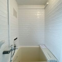 神戸市垂水区狩口台の賃貸物件/風呂は小さめですが白いタイルが気持ちいい