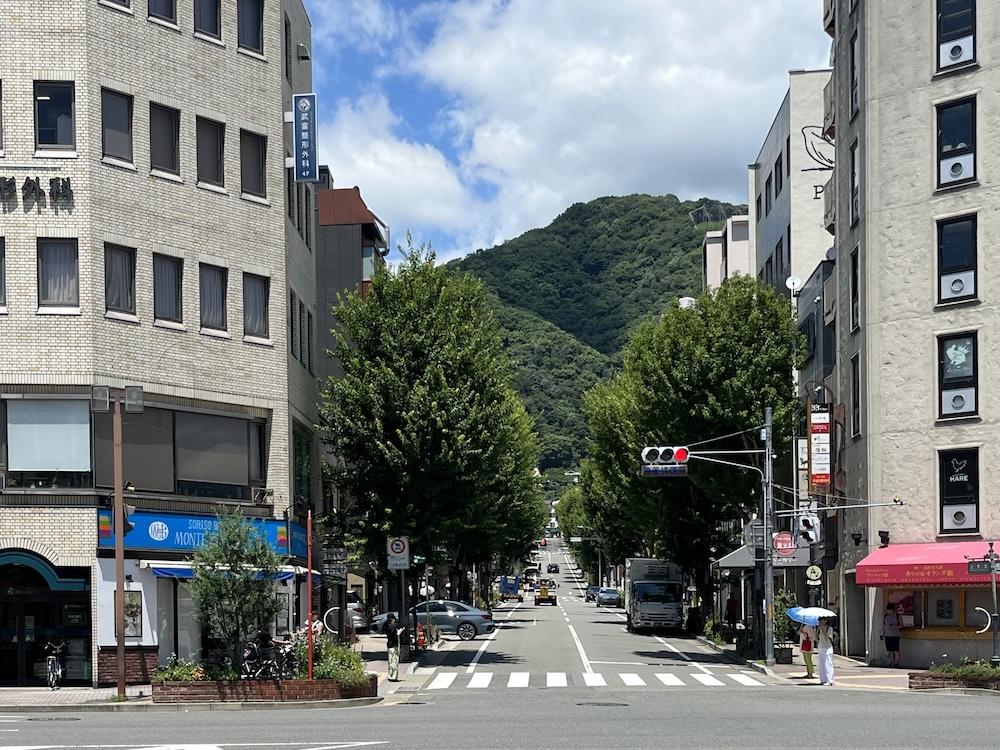 神戸市中央区山本通の賃貸物件/北野坂麓の交差点から見る景色が美しいです。