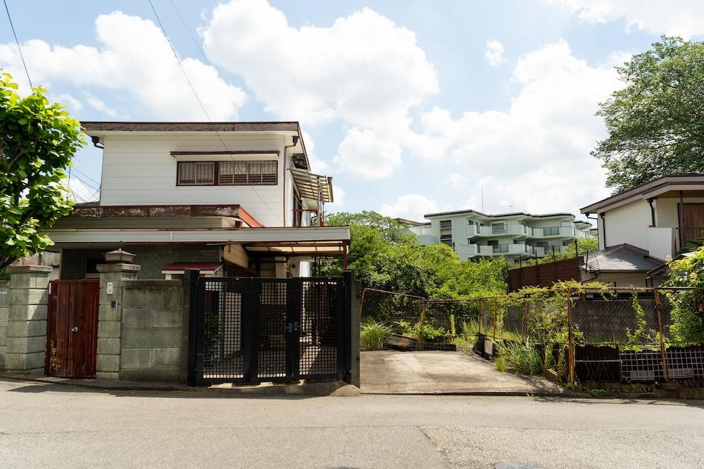 西宮市西平町の売買物件/道路側から見る2つの土地。左側の土地には古家あり。