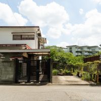 西宮市西平町の売買物件/道路側から見る2つの土地。左側の土地には古家あり。