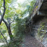 西宮市西平町の売買物件/隣家の脇にある階段から川側におりられます