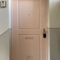 神戸市垂水区神陵台の売買物件/淡いピンクの玄関扉がかわいい