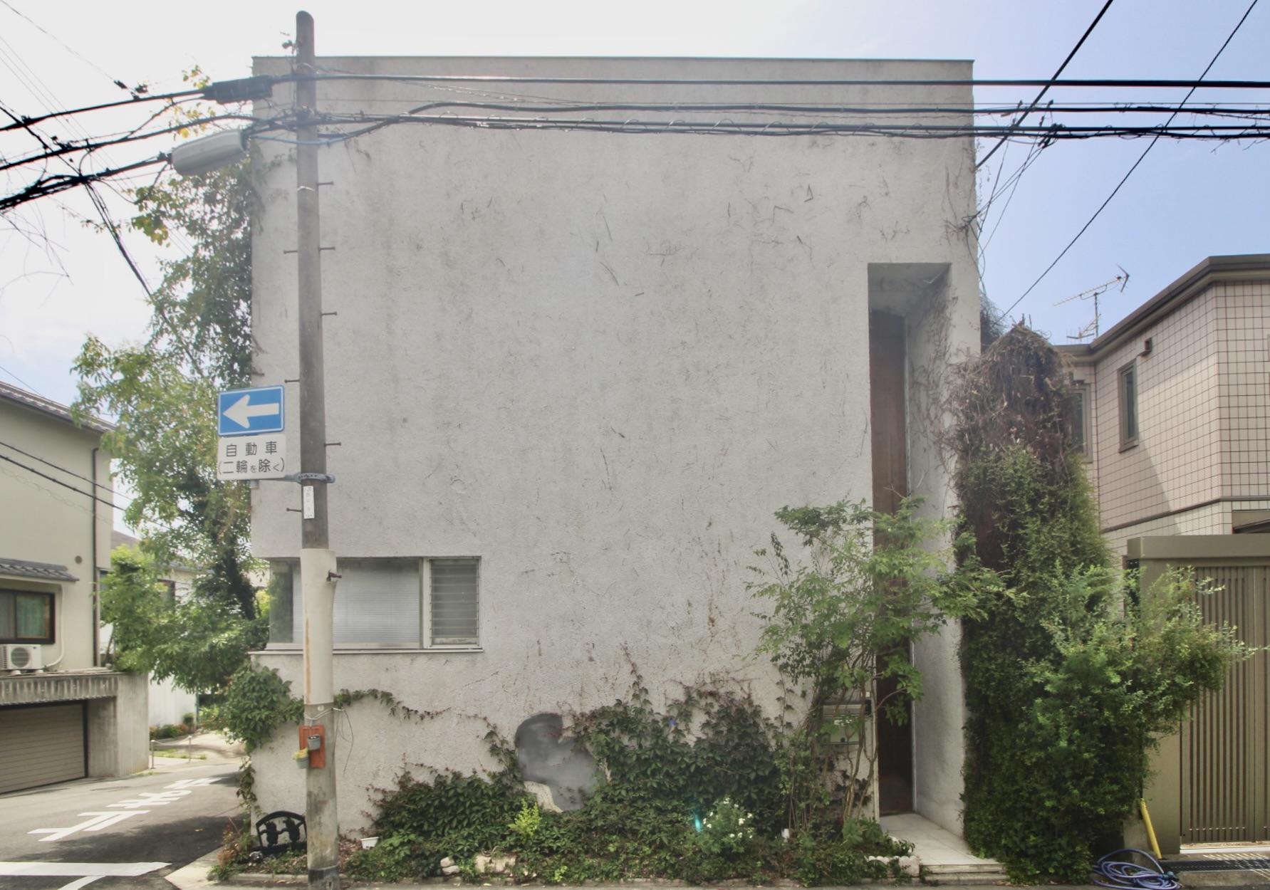 芦屋市西山町の賃貸物件/正面外観。オーナーさんと共有の大きな玄関が特徴。