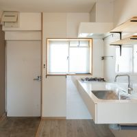 尼崎市道意町の賃貸物件/玄関とキッチン