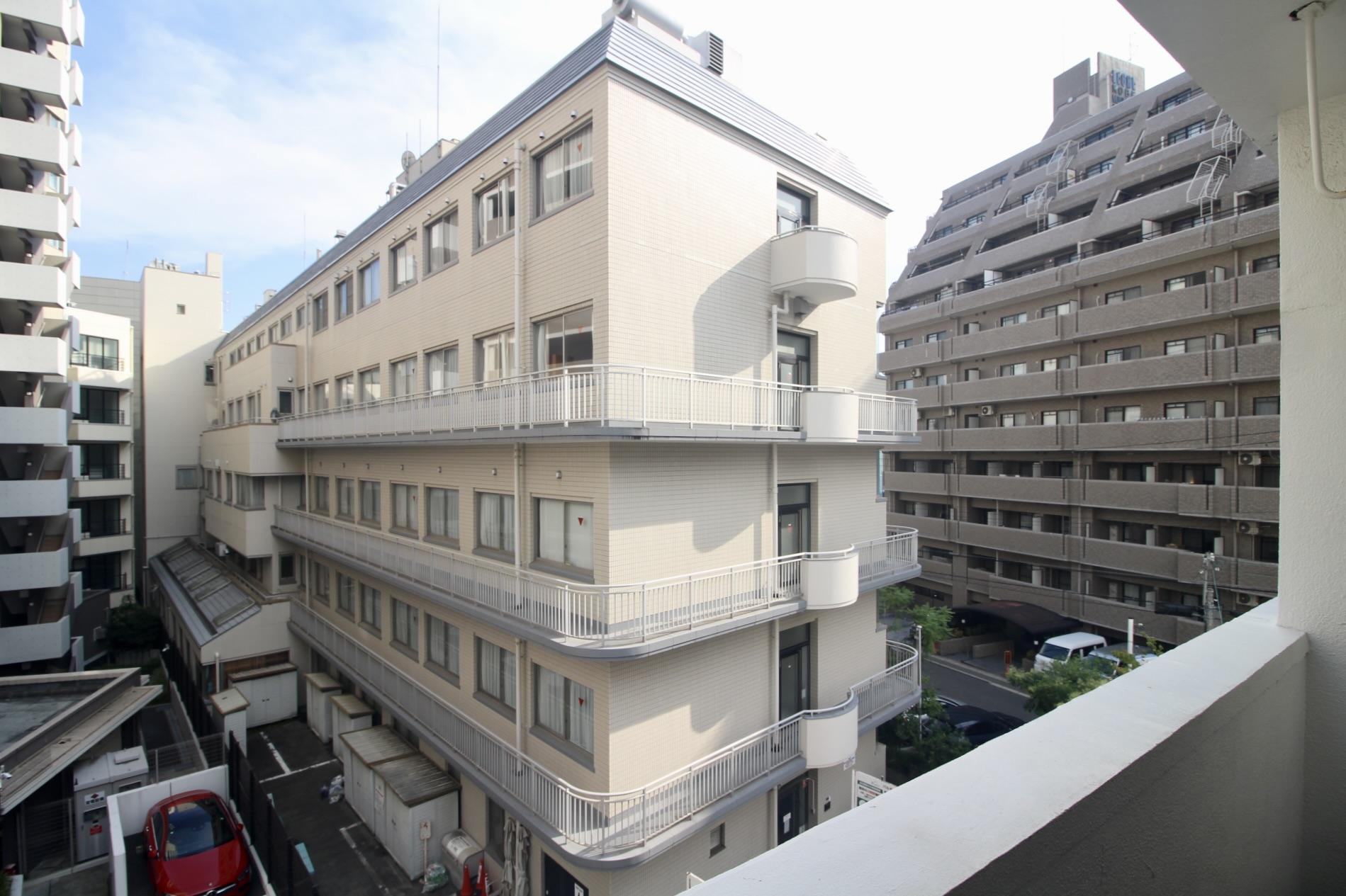 神戸市中央区北長狭通の賃貸物件/お向かいにはマンションと病院がありますが、道路を挟んで距離があるため光はしっかり差し込み、圧迫感はありません