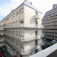 神戸市中央区北長狭通の賃貸物件/お向かいにはマンションと病院がありますが、道路を挟んで距離があるため光はしっかり差し込み、圧迫感はありません