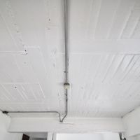 神戸市中央区北長狭通の賃貸物件/むき出しの天井や鉄管