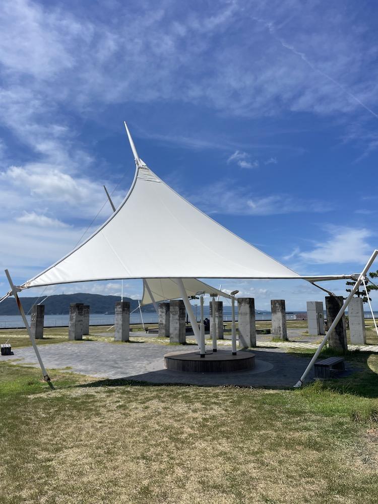 明石市中崎の売買物件/海岸公園の日除けのついたベンチ