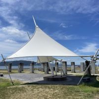 明石市中崎の売買物件/海岸公園の日除けのついたベンチ