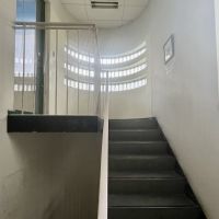 神戸市中央区花隈町の賃貸物件/ガラス越しに光が刺して美しい階段