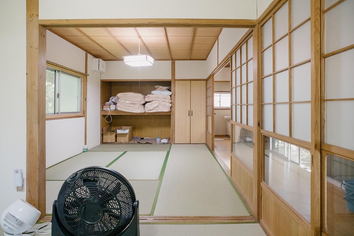 神戸市灘区六甲山町北六甲の売買物件/廊下に沿って大勢で泊まれるお部屋が。