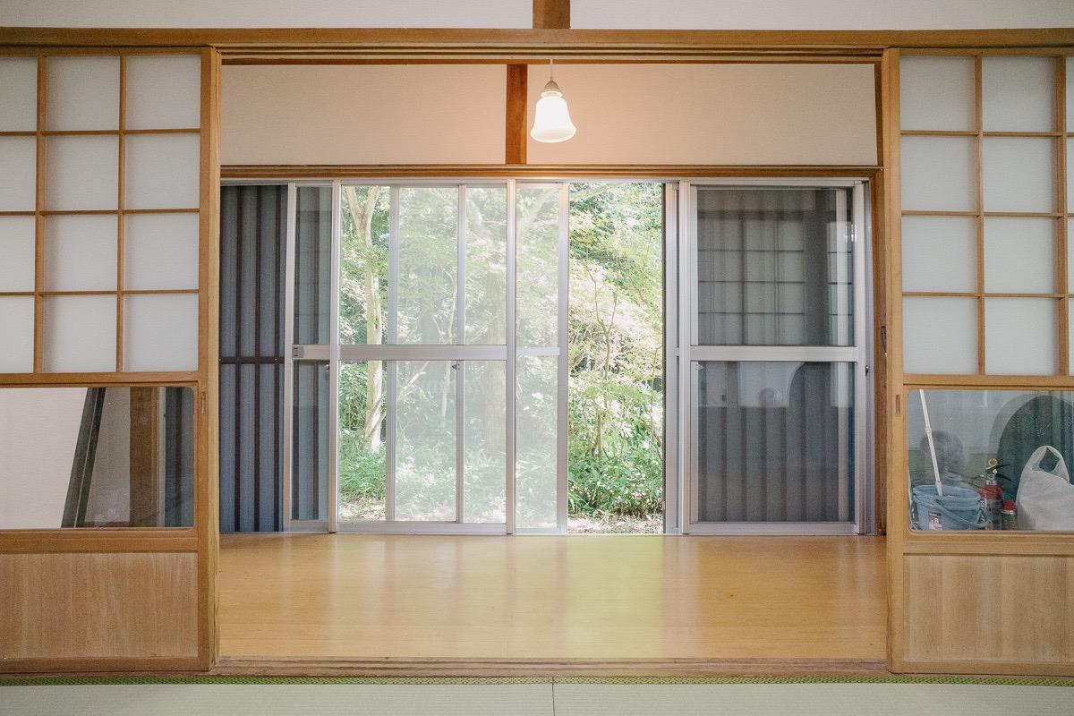 神戸市灘区六甲山町北六甲の売買物件/大きな窓からは中庭が。