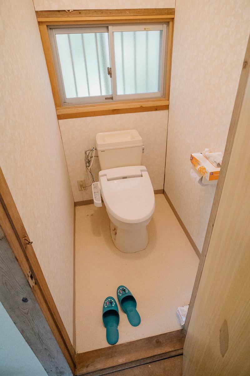 神戸市灘区六甲山町北六甲の売買物件/それぞれの宿泊棟にあるトイレ