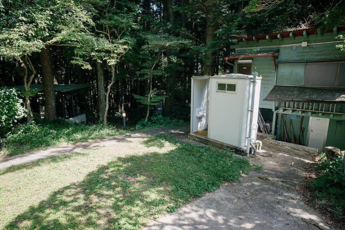 神戸市灘区六甲山町北六甲の売買物件/管理棟の前トイレも。