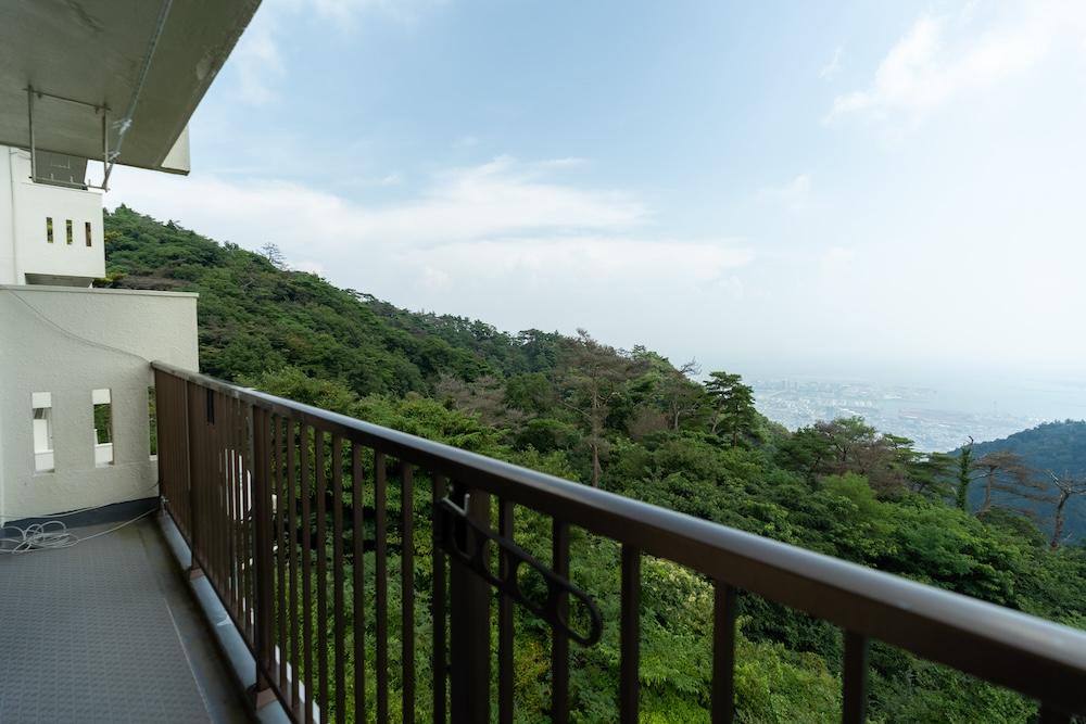 神戸市灘区六甲山町西谷山の売買物件/山並みに目を向けると風が心地いい。