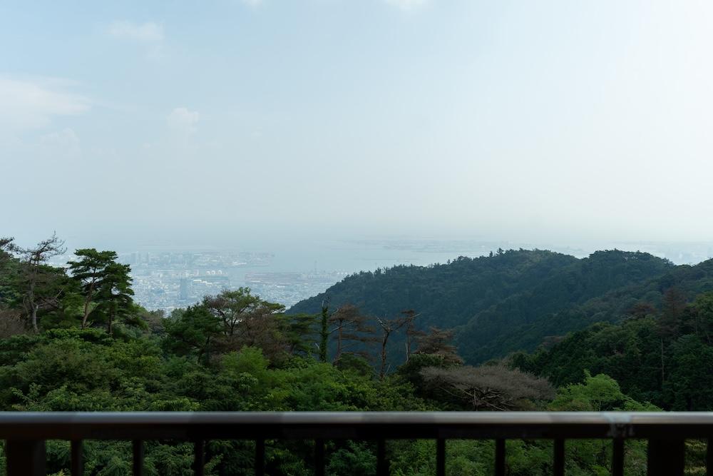 神戸市灘区六甲山町西谷山の売買物件/バルコニーからは六甲アイランドもポートアイランドも。