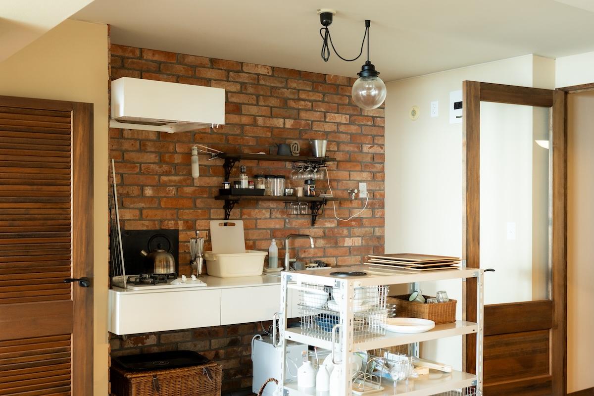 神戸市灘区六甲山町西谷山の売買物件/キッチンには趣のあるレンガ調の壁が