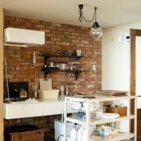 神戸市灘区六甲山町西谷山の売買物件/キッチンには趣のあるレンガ調の壁が