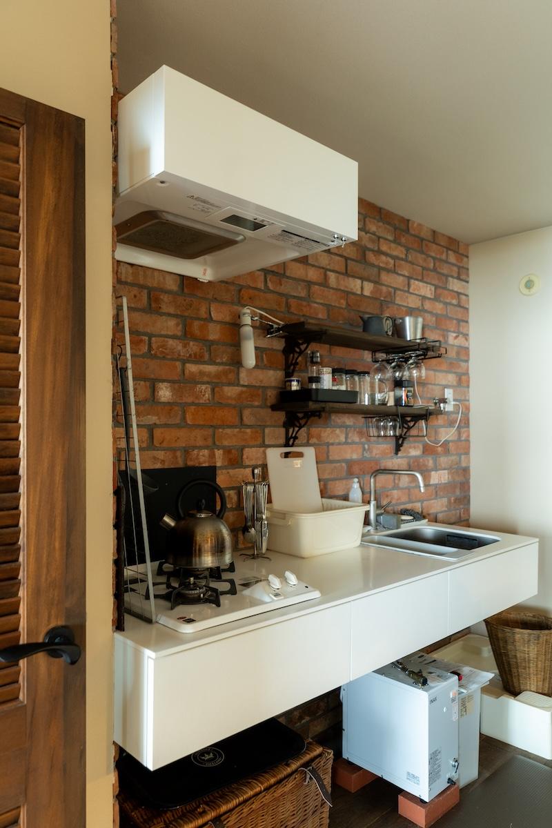 神戸市灘区六甲山町西谷山の売買物件/コンパクトなキッチン、横には洗濯機パンも完備