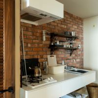 神戸市灘区六甲山町西谷山の売買物件/コンパクトなキッチン、横には洗濯機パンも完備