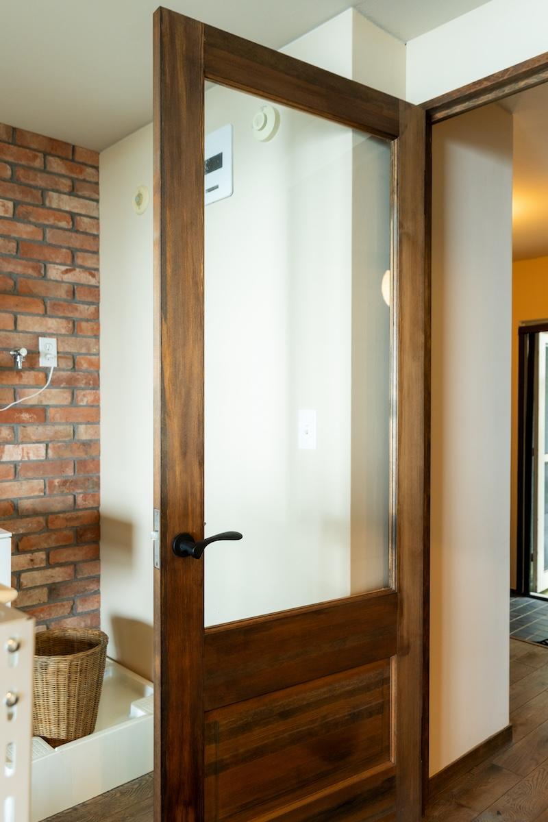 神戸市灘区六甲山町西谷山の売買物件/扉を開けると、海の見えるリビング。これぞリゾートマンション！