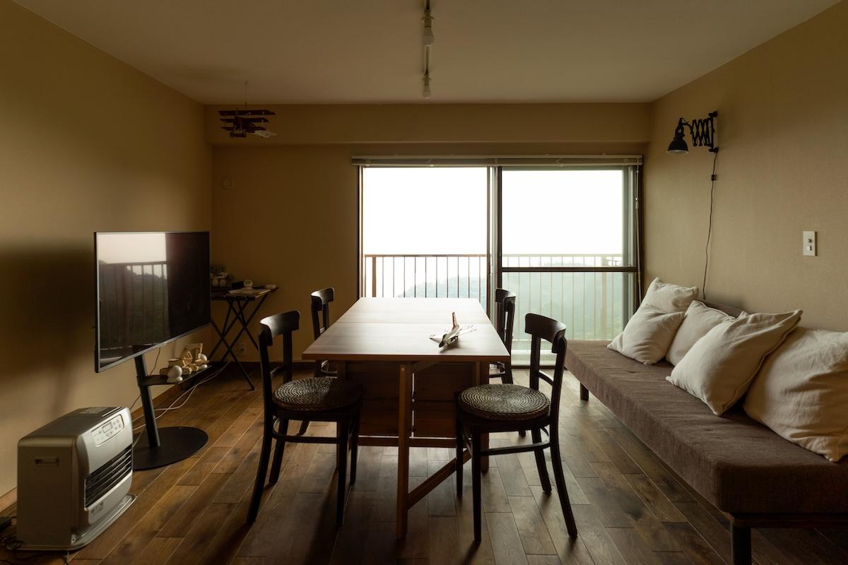 神戸市灘区六甲山町西谷山の売買物件/陽の差し込むリビング