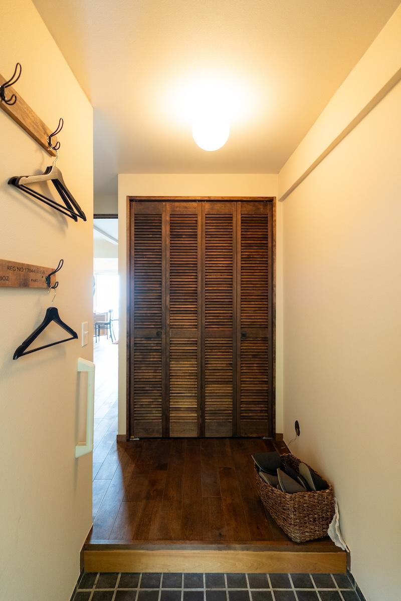 神戸市灘区六甲山町西谷山の売買物件/玄関先のクローゼットの扉もエイジング加工が。