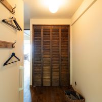 神戸市灘区六甲山町西谷山の売買物件/玄関先のクローゼットの扉もエイジング加工が。