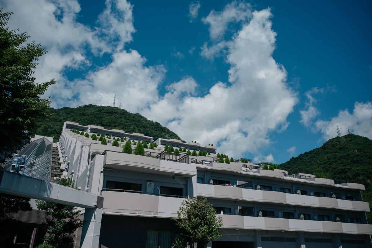 神戸市灘区篠原台の売買物件/斜面にそびえ立つ姿が素敵。